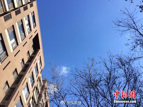 2017年12月7日，北京空气质量较好，图为北京丰台区某小区上空的蓝天