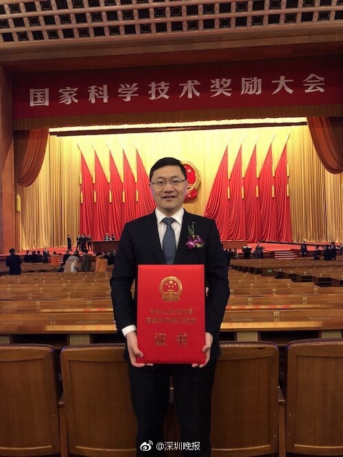 ▲深圳先进院研究员郑海荣代表团队领奖。 深圳先进院供图