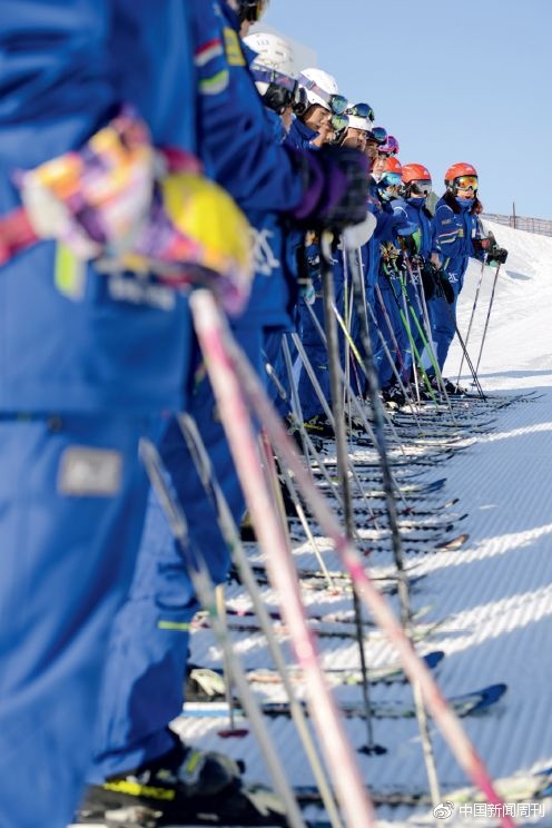 2017年12月5日，北京南山滑雪场，滑雪教员正在接受培训。摄影/本刊记者 董洁旭