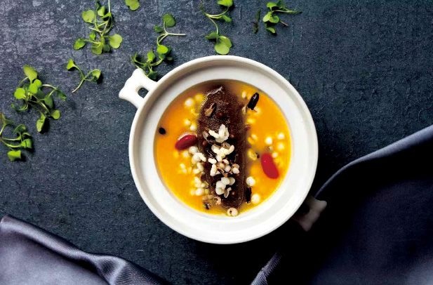 中国菜讲究色、香、味、意、形俱全。图为小米炖辽参。