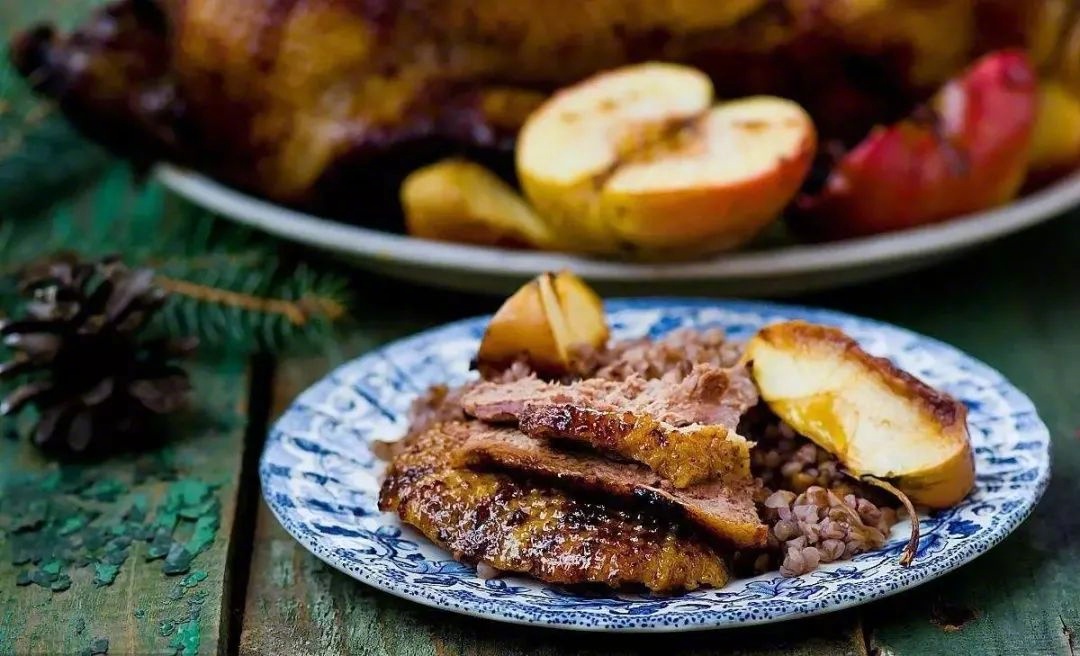 莫斯科的圣诞苹果烤鹅。图/视觉中国