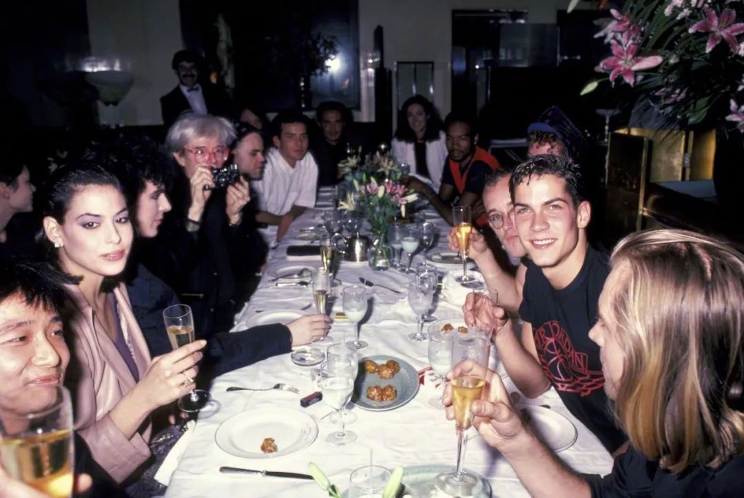 1985年8月6日，艺术家安迪·沃霍尔在纽约Mr. Chow餐厅庆祝58岁生日。