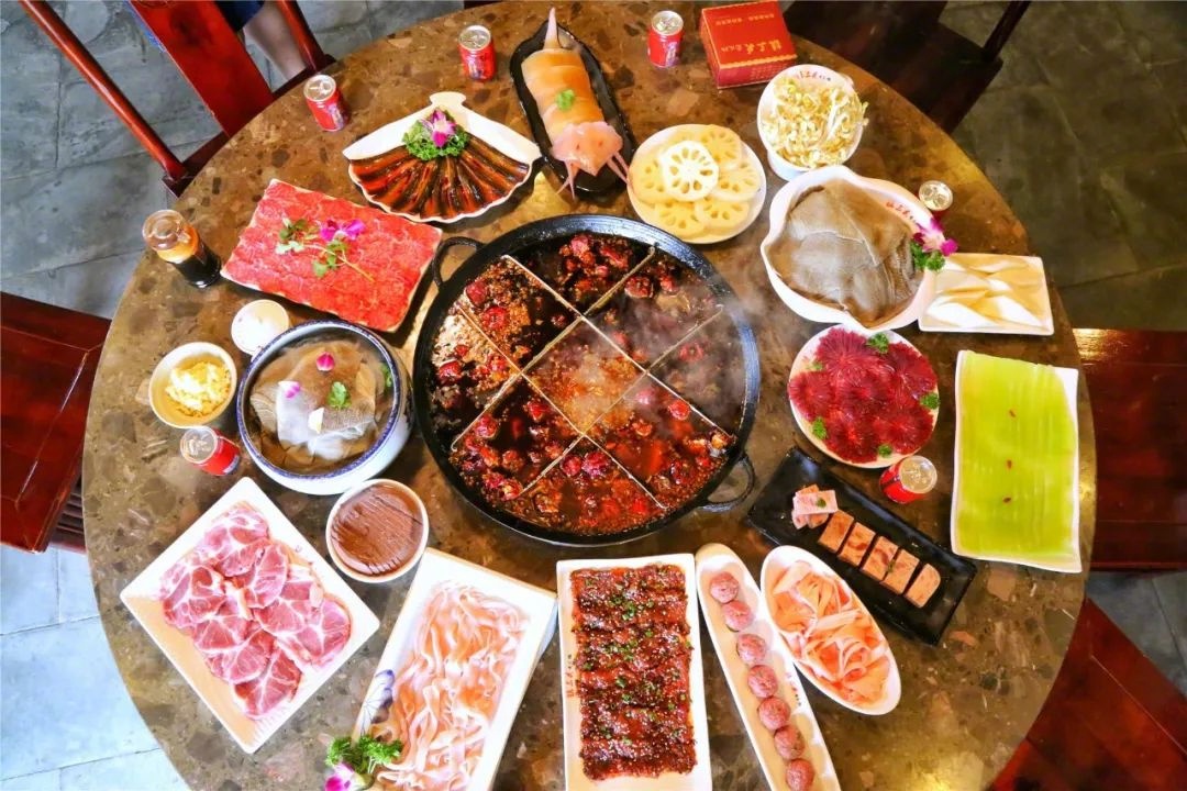 中国各地的火锅便是蒸煮文化的代表作。