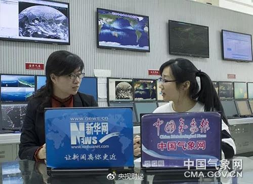张芳华（左）接受记者采访