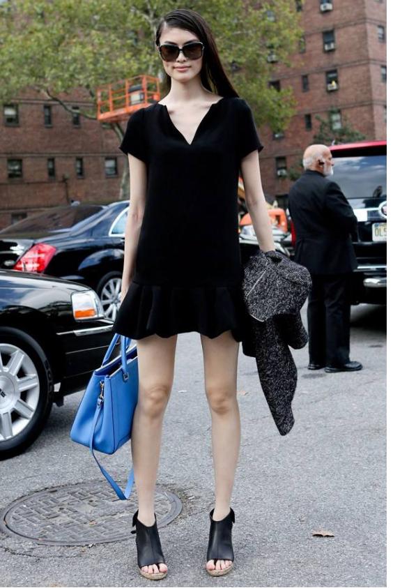 维秘给何穗穿不合脚的鞋，走秀时脚趾头张牙舞爪超尴尬