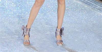 维秘给何穗穿不合脚的鞋，走秀时脚趾头张牙舞爪超尴尬