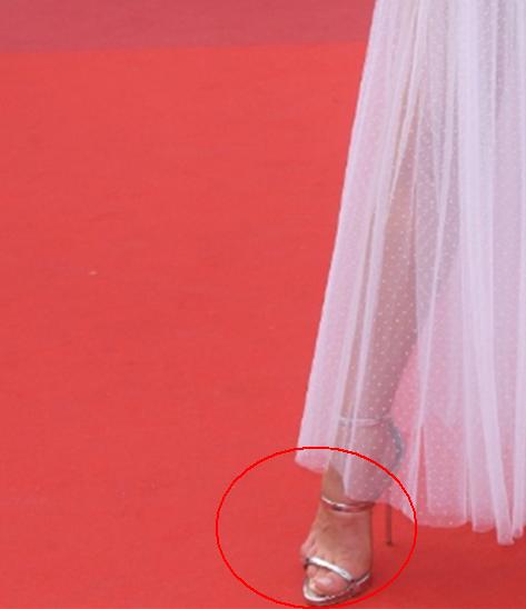 维秘给何穗穿不合脚的鞋，走秀时脚趾头张牙舞爪超尴尬