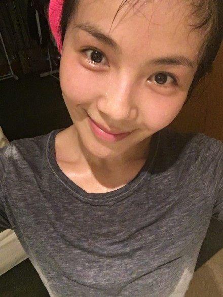 39岁刘涛现身商场，穿羽绒服露脚踝，网友：去深圳刘涛都变任性了