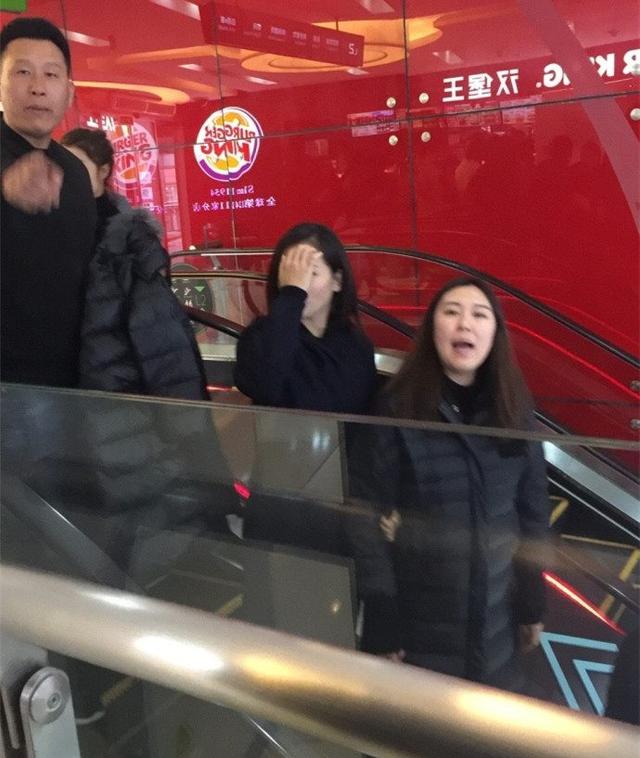 39岁刘涛现身商场，穿羽绒服露脚踝，网友：去深圳刘涛都变任性了