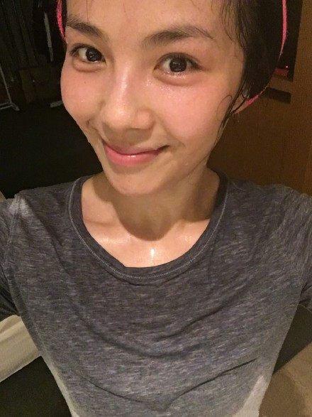 39岁刘涛现身商场，穿羽绒服露脚踝，网友：去深圳刘涛都变任性了