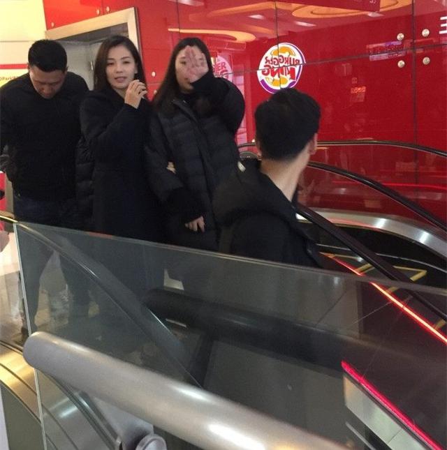 39岁刘涛现身商场，穿羽绒服露脚踝，网友：去深圳刘涛都变任性了