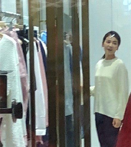 39岁刘涛现身商场，穿羽绒服露脚踝，网友：去深圳刘涛都变任性了