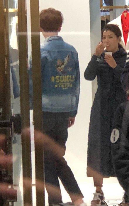 39岁刘涛现身商场，穿羽绒服露脚踝，网友：去深圳刘涛都变任性了