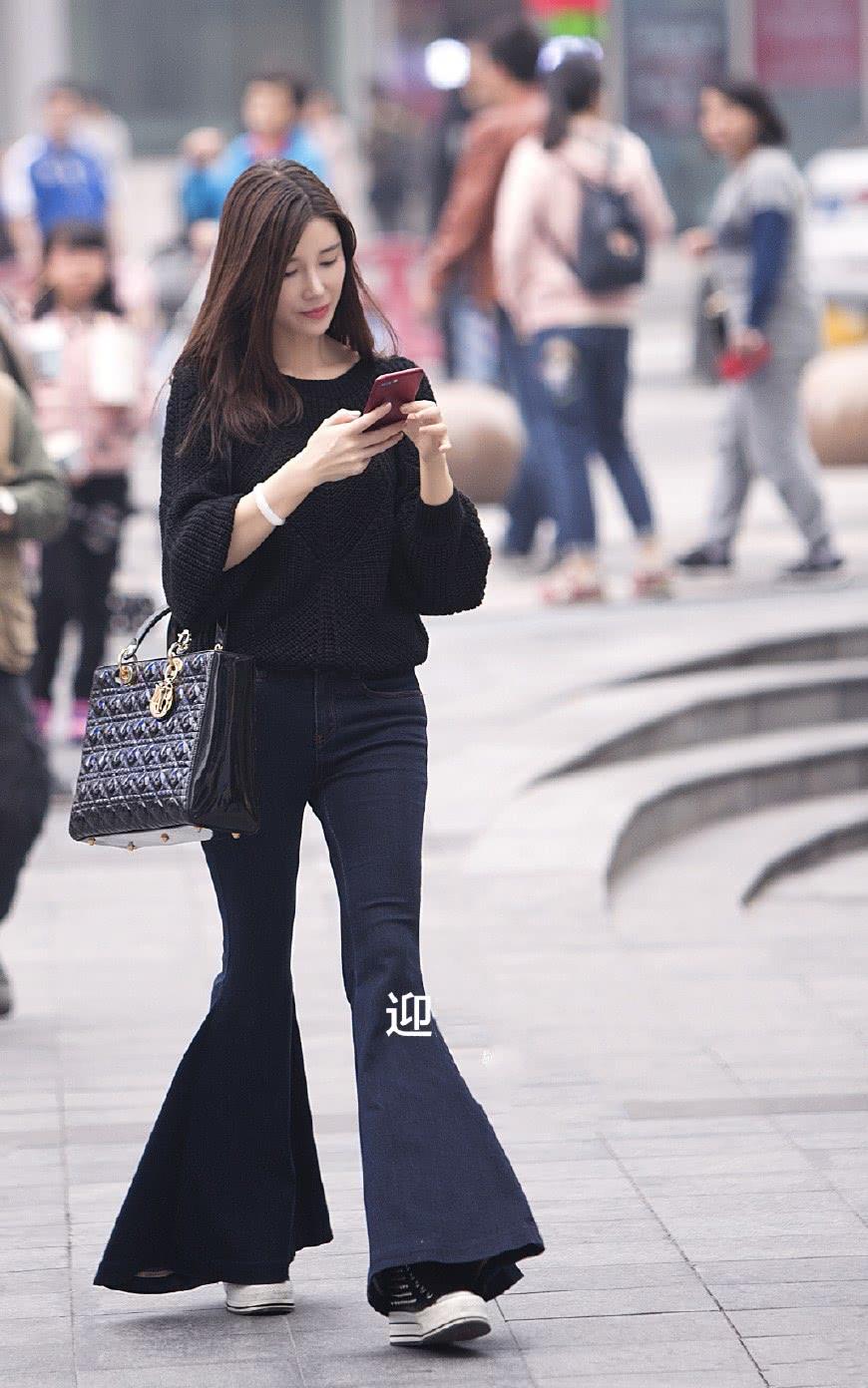 街拍：紧身牛仔裤最能彰显出女人曲线之美, 拥有最高的回头率