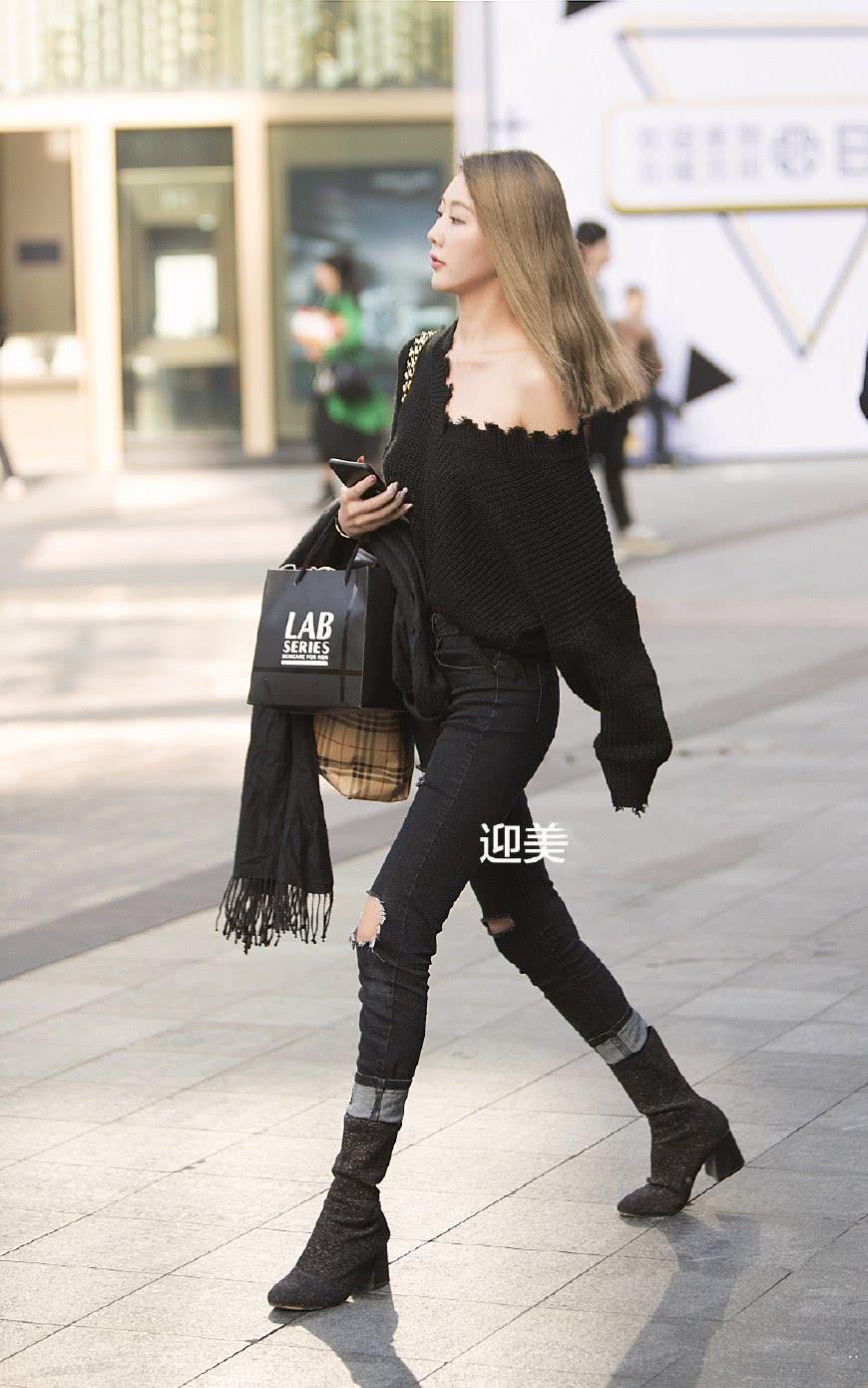 街拍：紧身牛仔裤最能彰显出女人曲线之美, 拥有最高的回头率