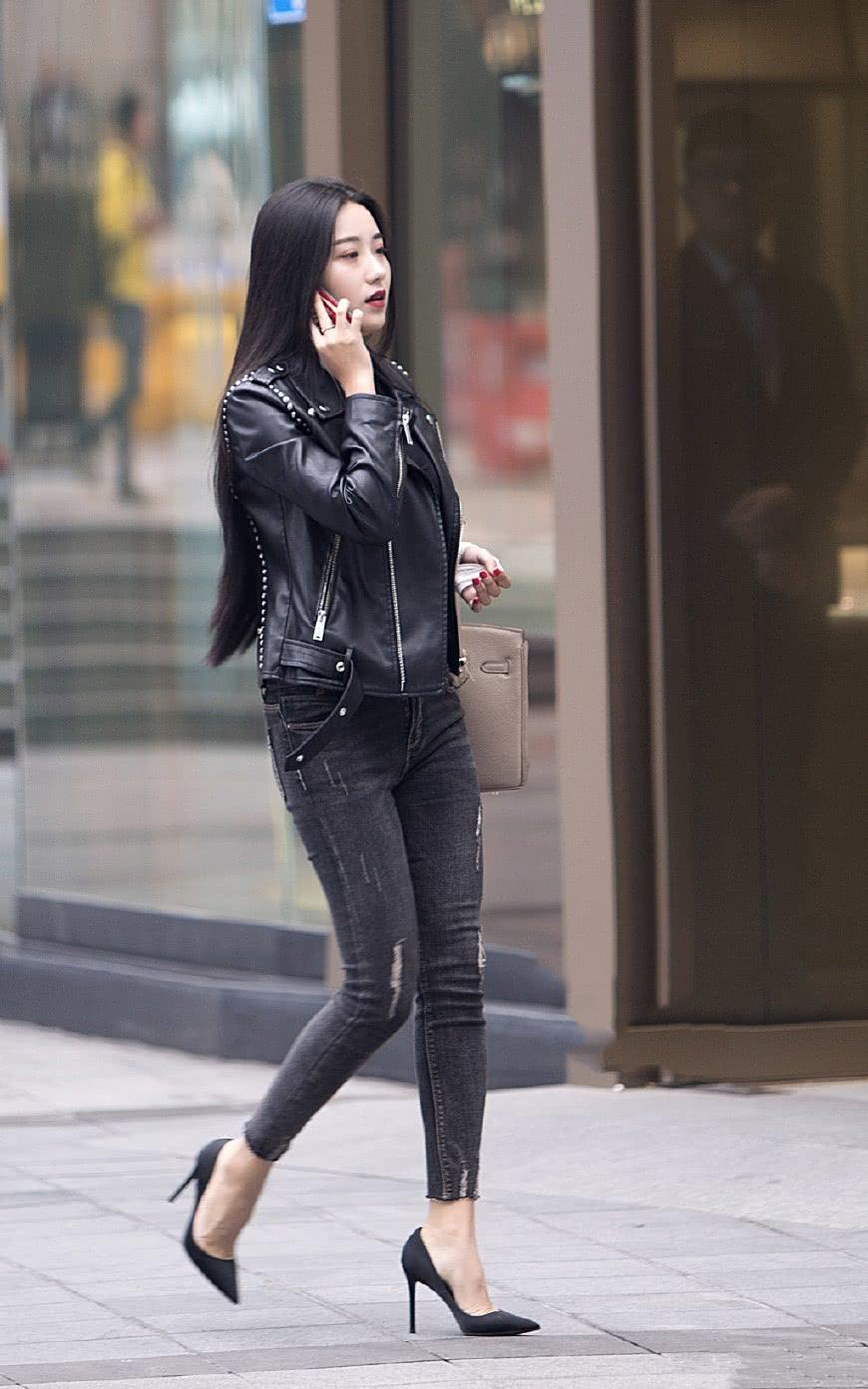 街拍：紧身牛仔裤最能彰显出女人曲线之美, 拥有最高的回头率