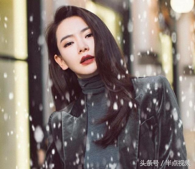 戚薇素颜照曝光，瞬间打脸伪素颜女星，这才是货真价实的零美颜！
