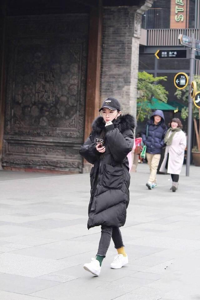 街拍美女: 冬季街头美丽时尚的小姐姐, 微笑奔跑的那位实在太美了