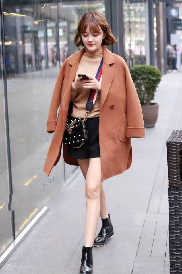 街拍美女: 冬季街头美丽时尚的小姐姐, 微笑奔跑的那位实在太美了