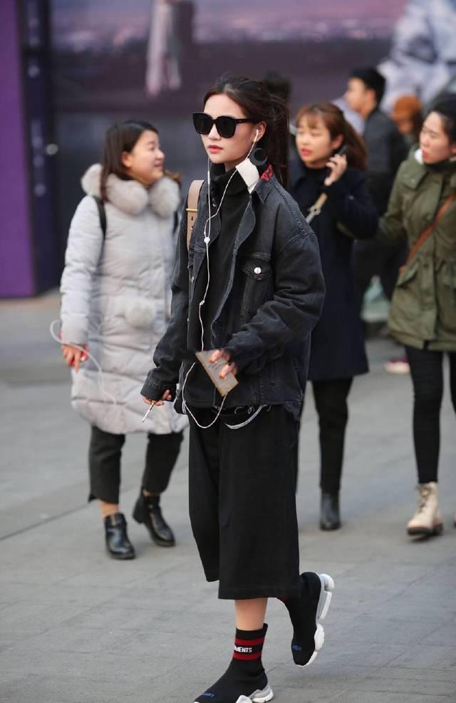 街拍美女: 冬季街头美丽时尚的小姐姐, 微笑奔跑的那位实在太美了