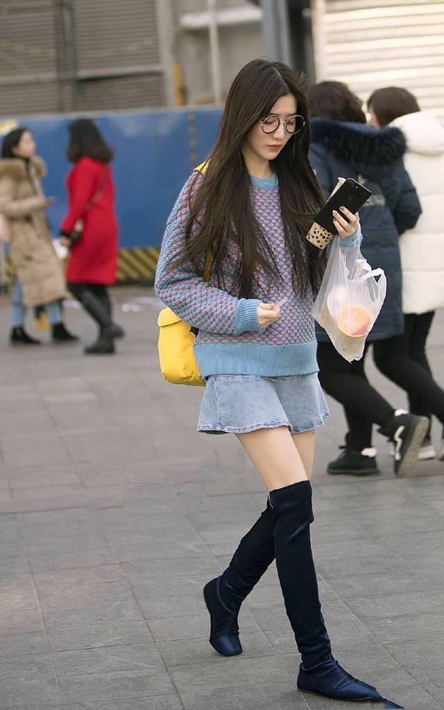 街拍美女: 冬季街头美丽时尚的小姐姐, 微笑奔跑的那位实在太美了