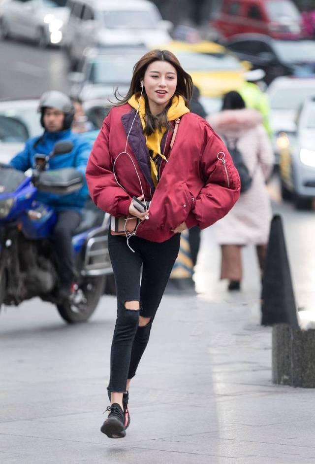街拍美女: 冬季街头美丽时尚的小姐姐, 微笑奔跑的那位实在太美了