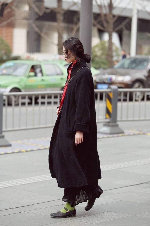 街拍美女: 冬季街头美丽时尚的小姐姐, 微笑奔跑的那位实在太美了