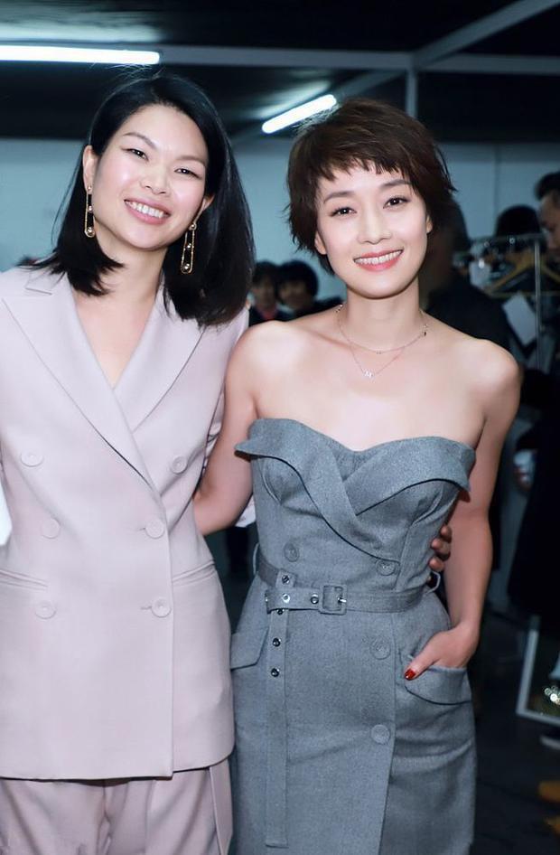 马伊琍长了一张高级脸，同框两大超模都不输！她这身造型更出彩！