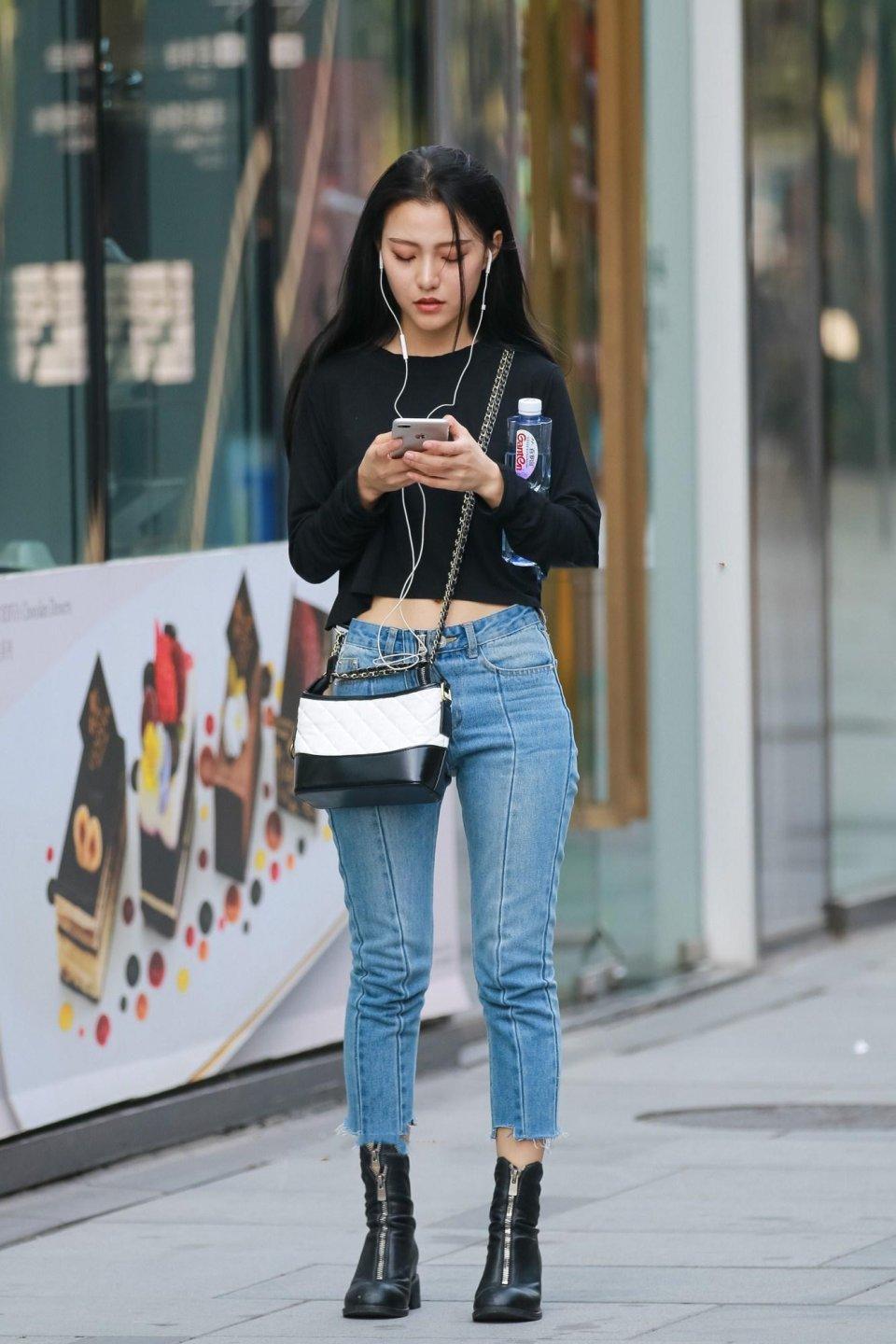 街拍: 网红少女一身时尚装扮美丽又养眼, 各方面完美的挑不出缺点