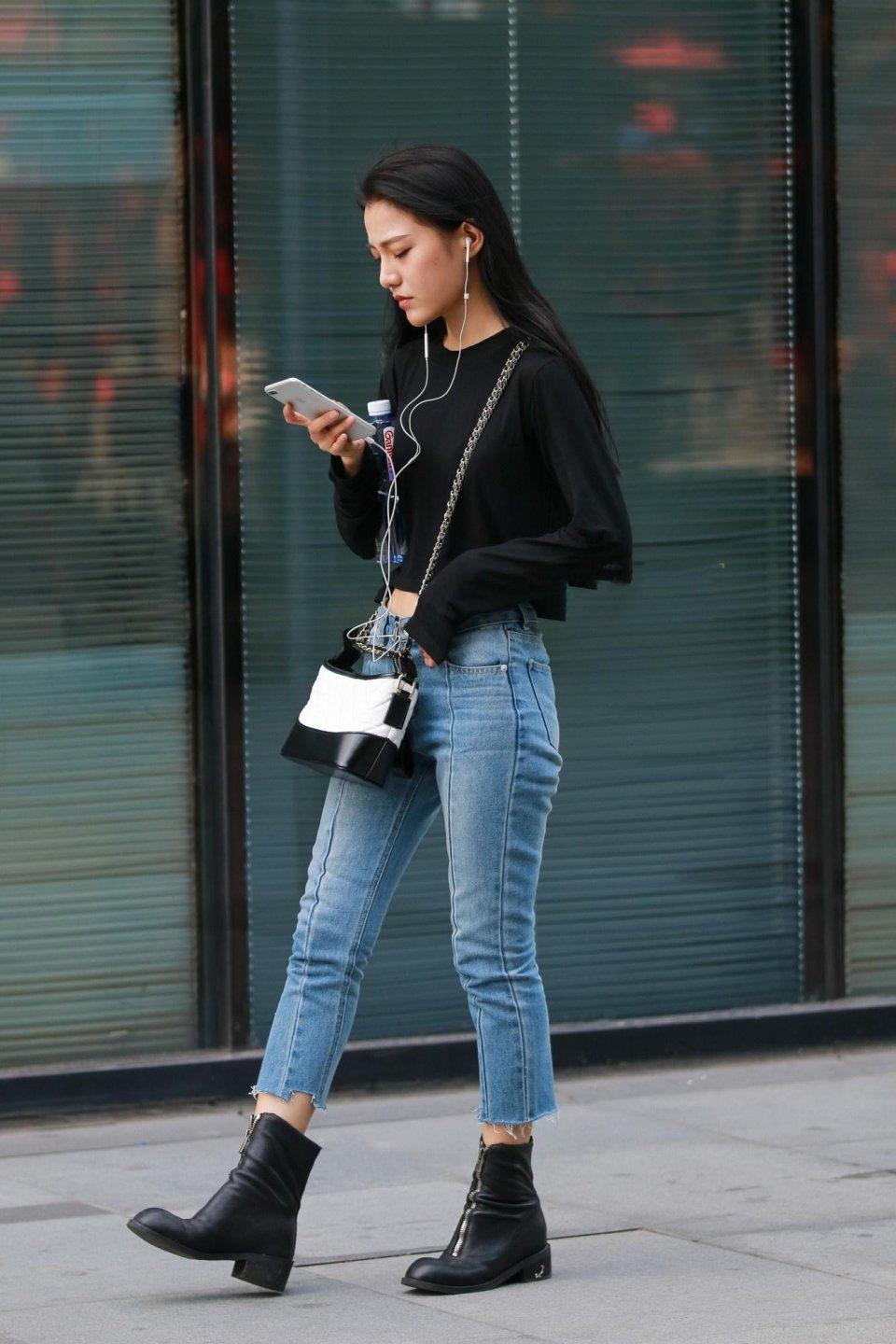 街拍: 网红少女一身时尚装扮美丽又养眼, 各方面完美的挑不出缺点