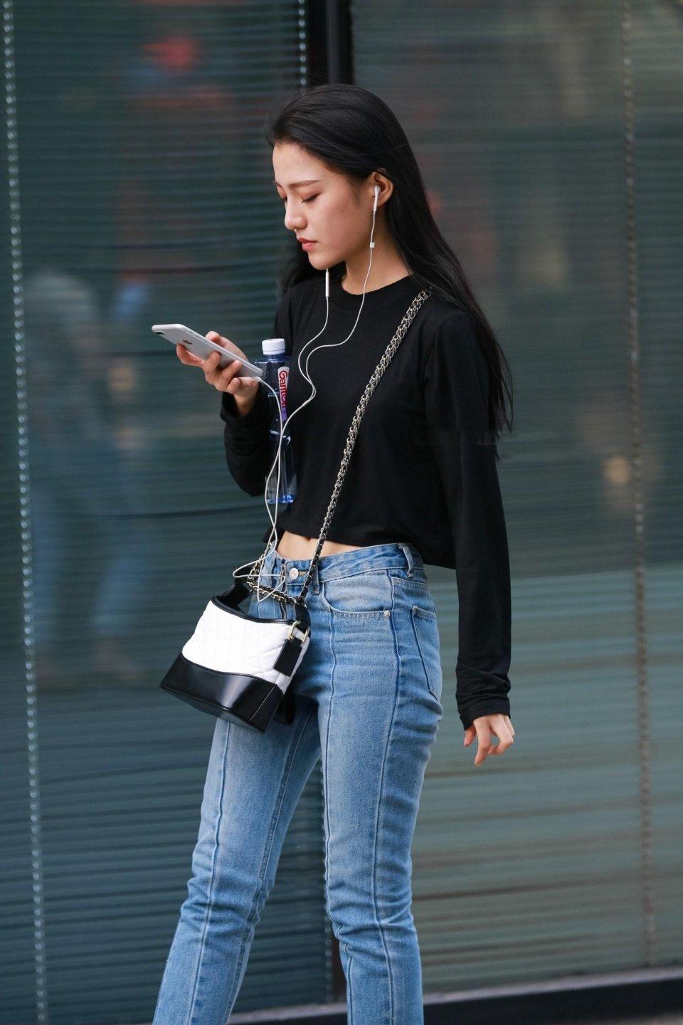 街拍: 网红少女一身时尚装扮美丽又养眼, 各方面完美的挑不出缺点