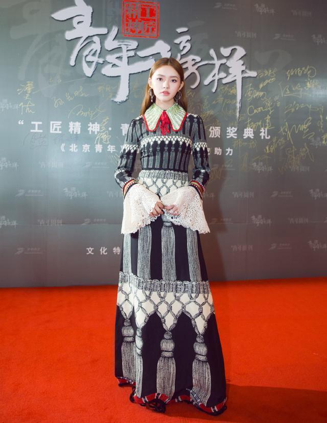 林允腿粗的连腿缝都没了，网友：精修图都这么粗，原版图能看吗？