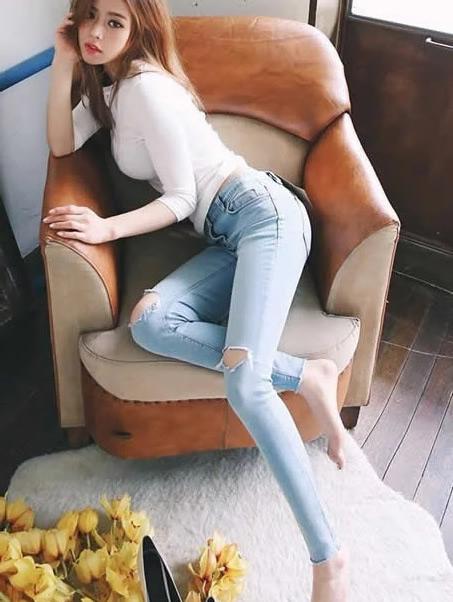 紧身的牛仔裤修饰了女性双腿曲线显示时尚感