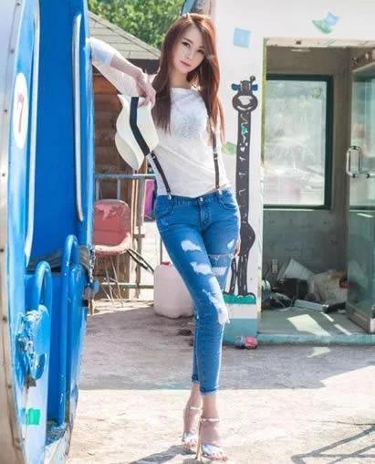 紧身的牛仔裤修饰了女性双腿曲线显示时尚感