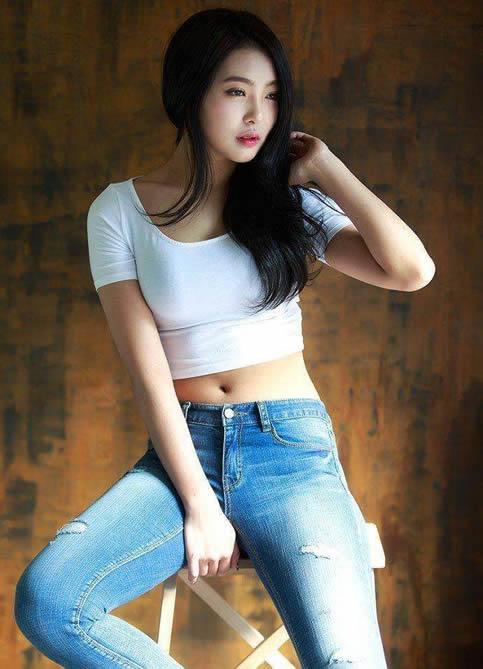 紧身的牛仔裤修饰了女性双腿曲线显示时尚感