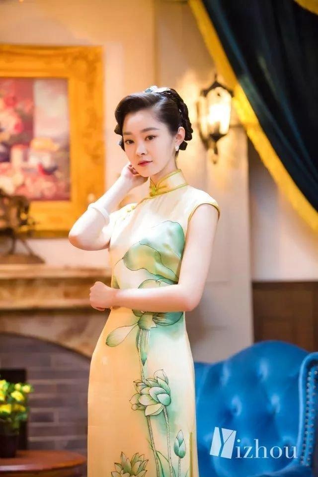 鬼鬼穿旗袍上热搜，马思纯周冬雨表示羡慕