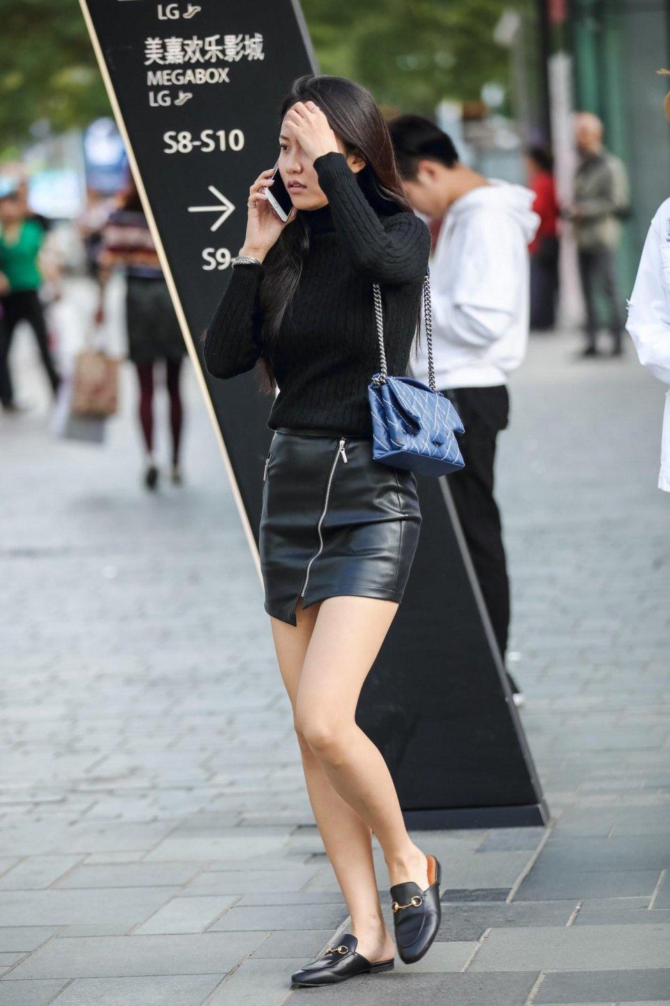 街拍: 美丽少妇身材苗条长腿白皙, 温柔大方很有味道!