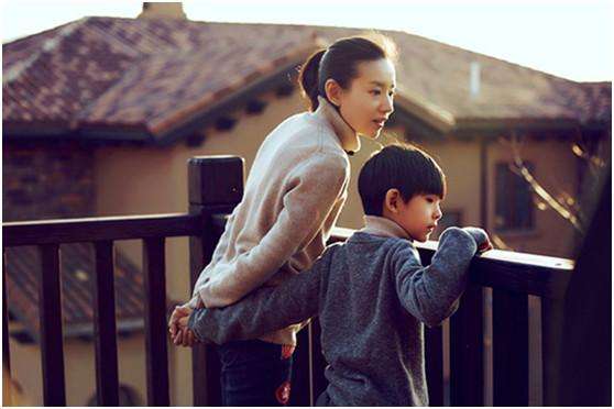 心疼潘粤明！为儿子庆生一个字都没有说，何炅的评论亮了