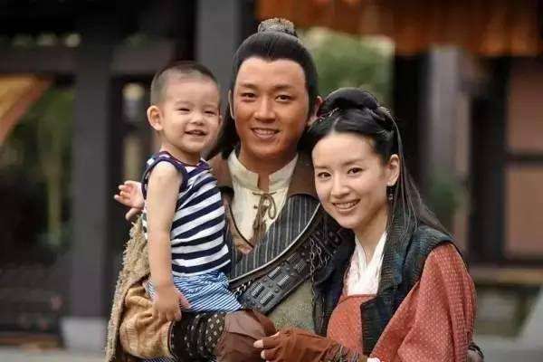 心疼潘粤明！为儿子庆生一个字都没有说，何炅的评论亮了