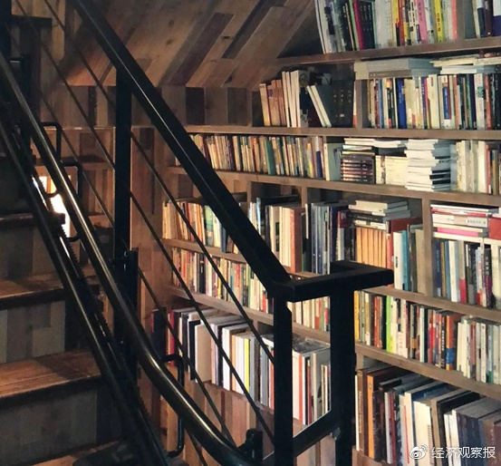 姚谦家里楼梯一边堆满书