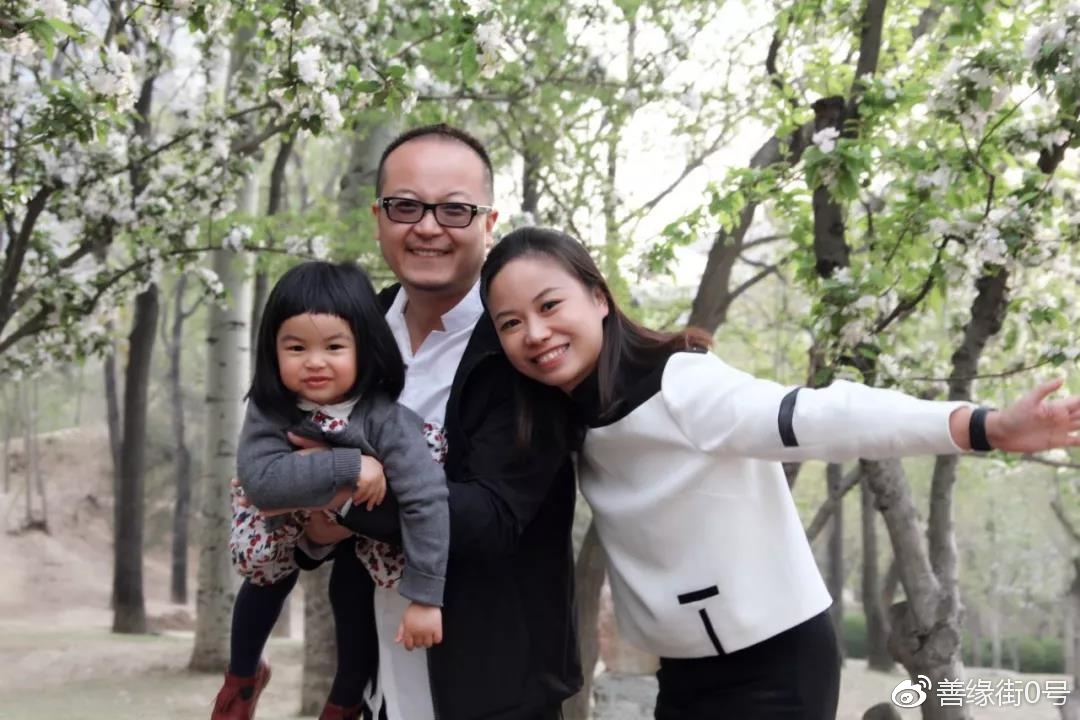 谢琴一家三口“全家福”照片