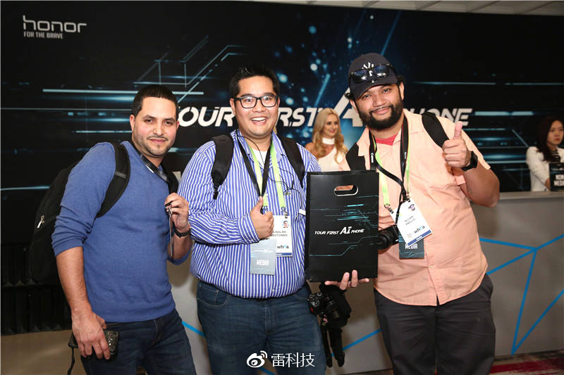 （荣耀拉斯维加斯新闻发布会场外，美国科技记者&“你的首部AI手机”）