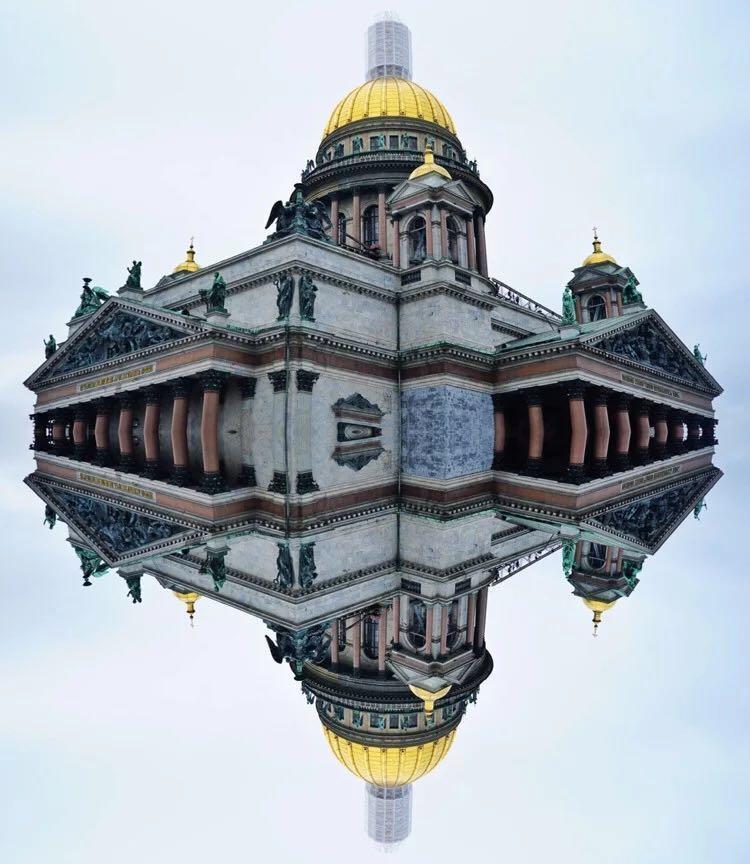 对称后的教堂，如微缩景观