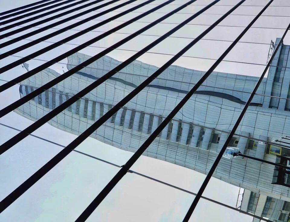 玻璃幕墙上，有高楼擎天。