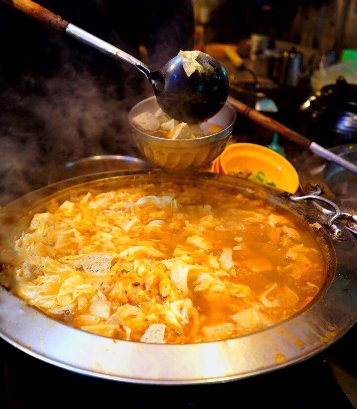 镜头放低一些，靠近一点