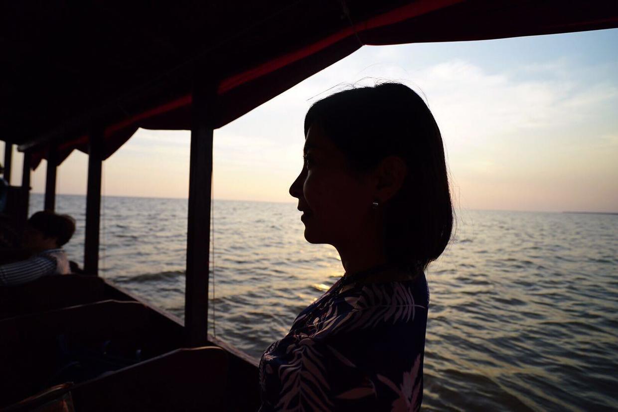 柬国的风，妈妈耳畔碎发。柔光正好，余晖未落下