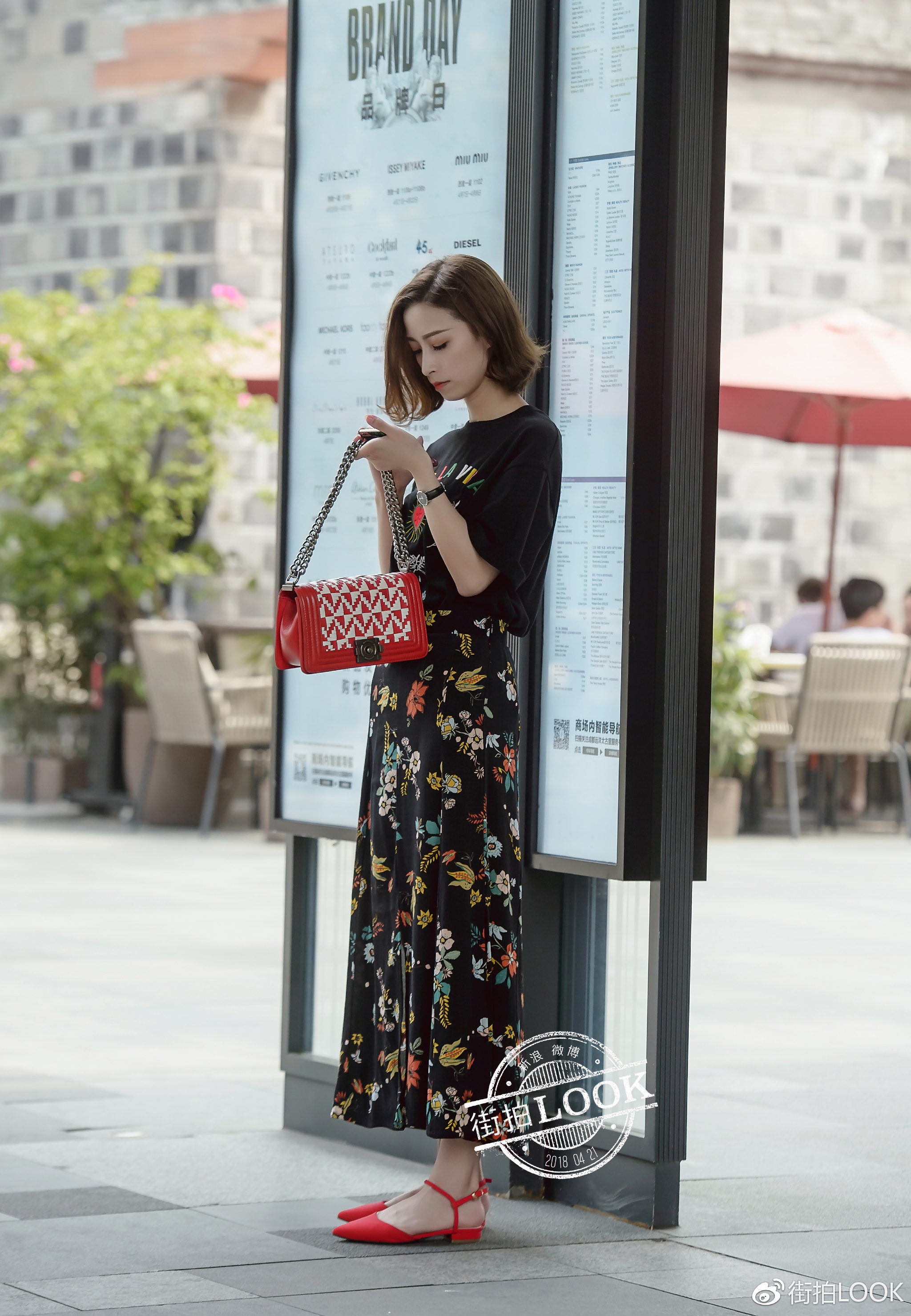 ▲  印花长裙、或者几何图案连衣裙都是玉女装