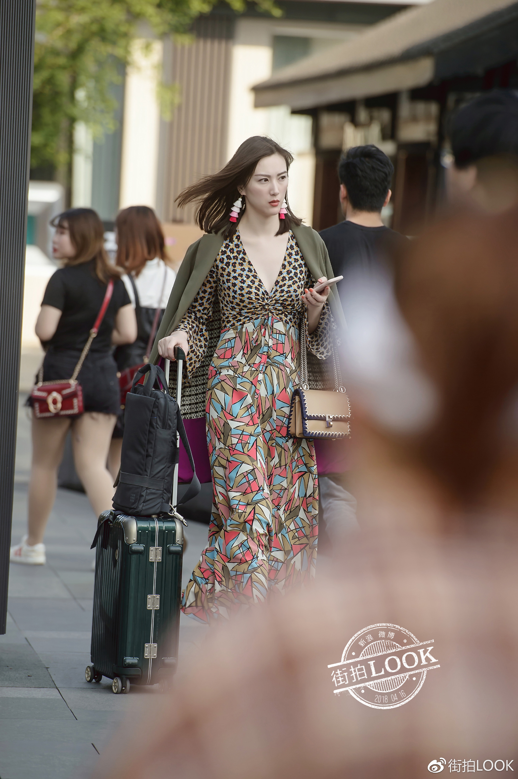 ▲  印花长裙、或者几何图案连衣裙都是玉女装