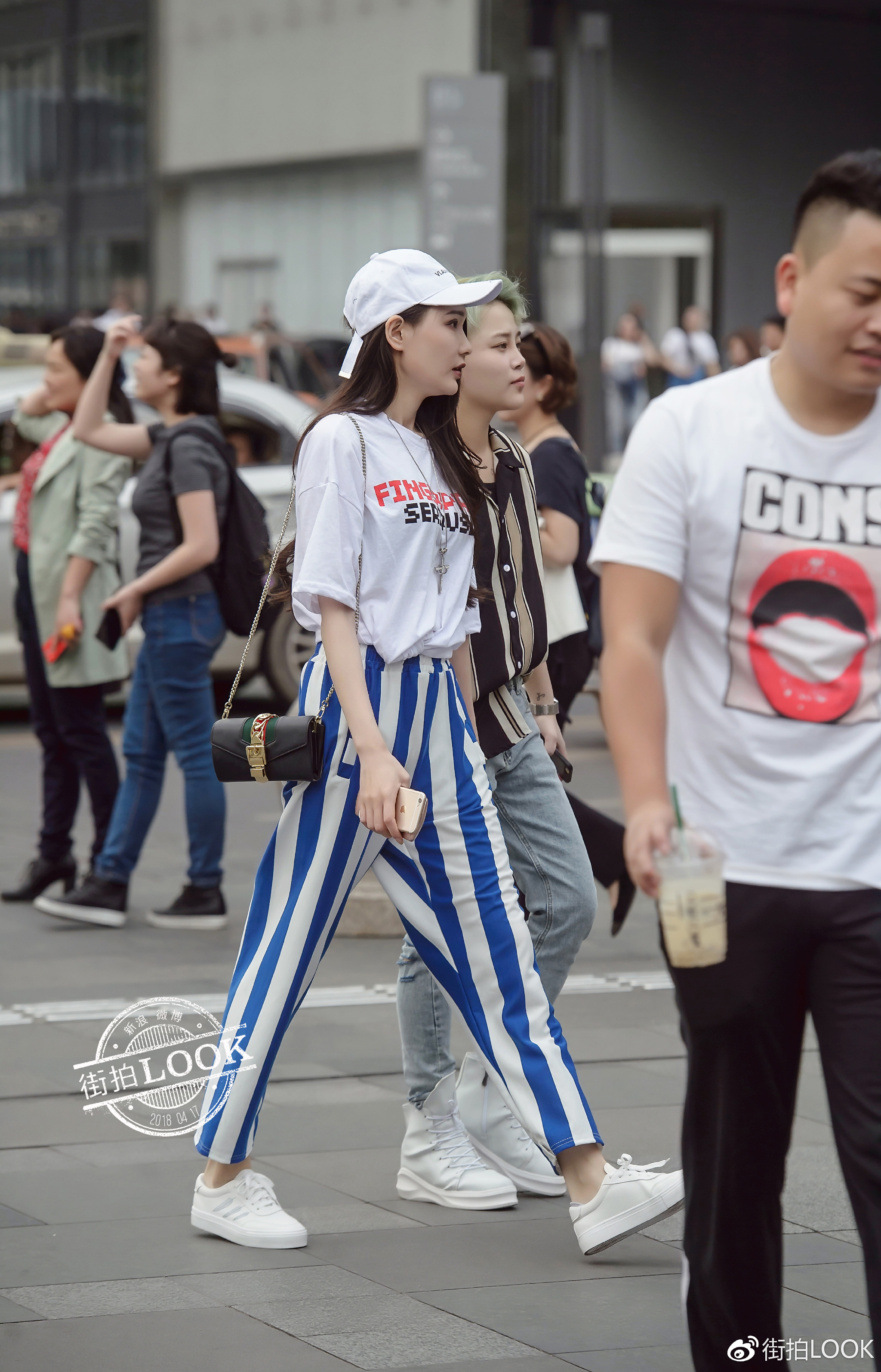 ▲  条纹束脚裤有一种流动的妩媚