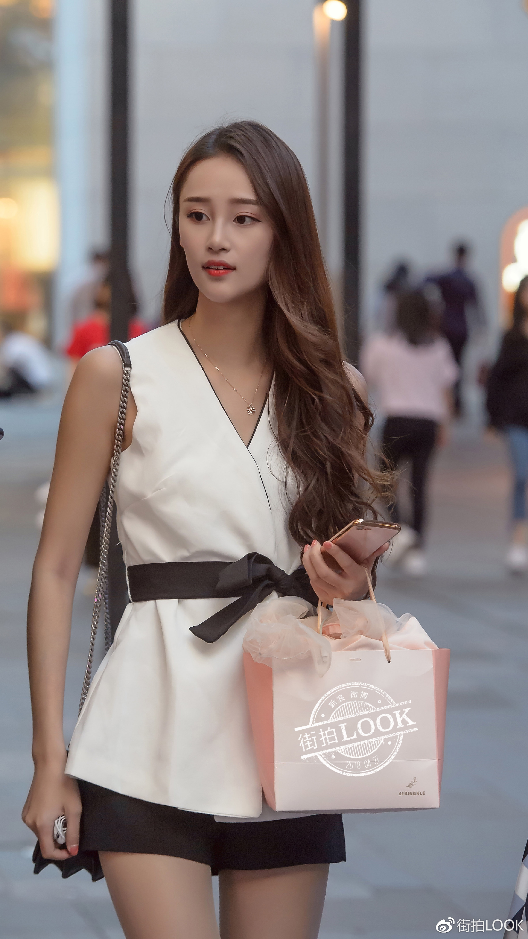 ▲如果说妆容精致是一种基本素养，那么衣服的质感就是高阶进修了